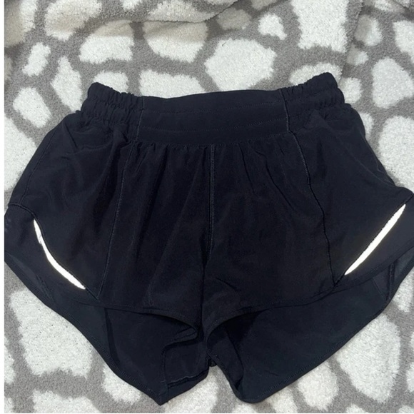 Lululemon Hotty Low-Rise lined shorts 2.5” - Picture 1 of 4